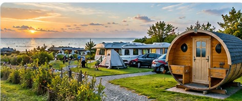 Schlaffass auf einem naturnahen Campingplatz